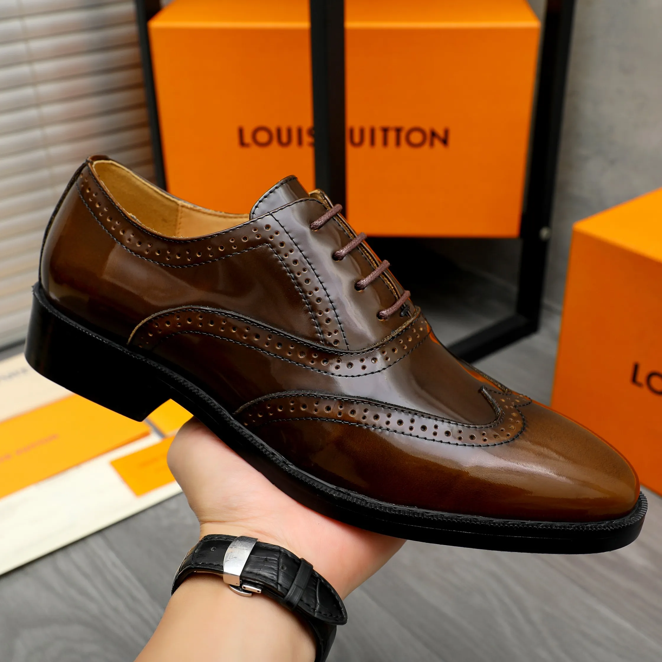 Men's shoes 💰500 Product trademark: LV "Louis Vuitton" business formal leather shoes Regular size: 39-45 (.45 customization is non-returnable) Product materials: Selected color-brushed pearlescent cowhide upper, cowhide lining, original rubber outsole